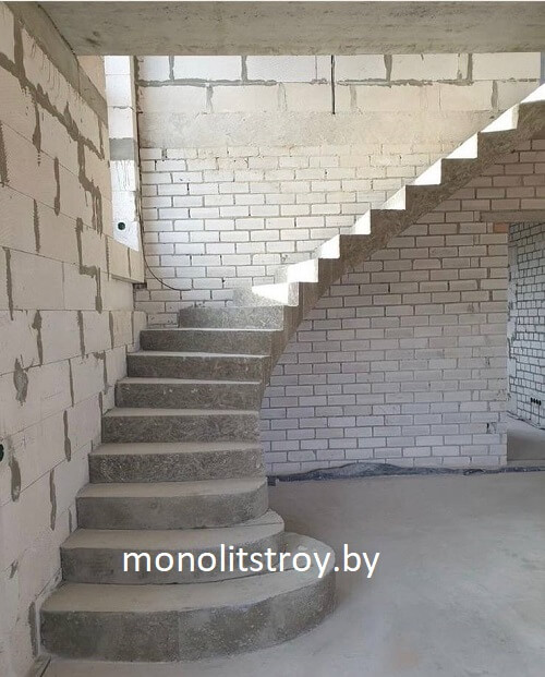 бетонная лестница в доме, фото со стройки