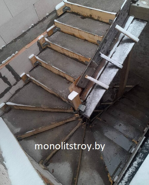залитые бетоном ступени у монолитной лестницы